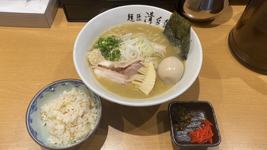 特選鶏そば（濃厚）とほたての炊き込みごはん、味変用のトッピング2種類。（辛子高菜と紅しょうが）