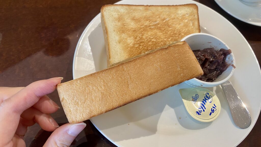 厚切りのパン