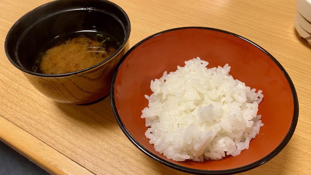 食事:国産米・赤出汁
