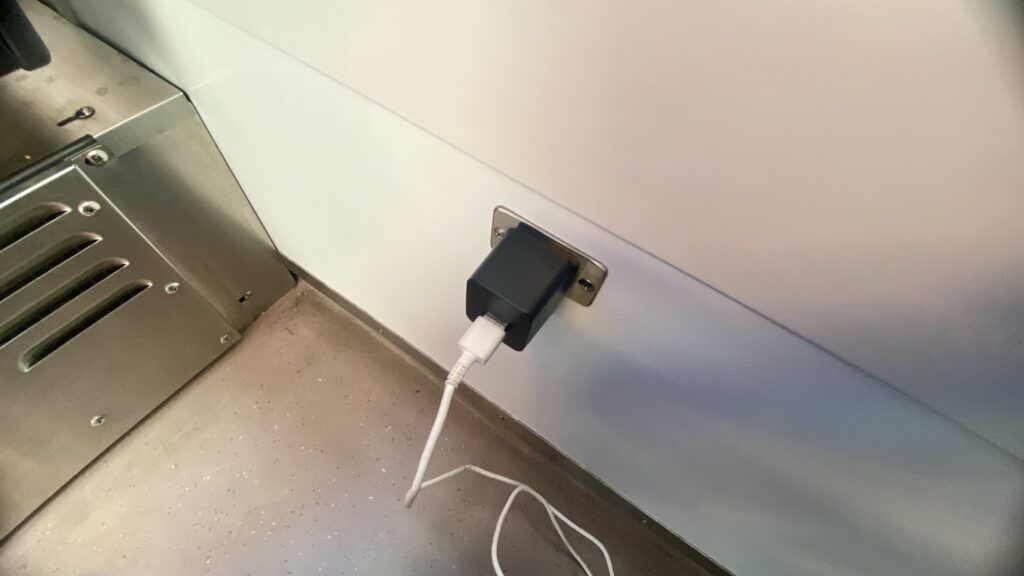 窓側にはコンセントも完備